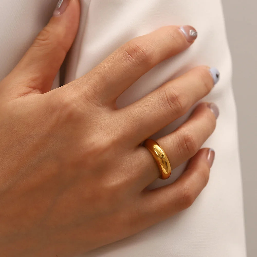 An image of the durable stainless steel women's ring, perfect for everyday wear with its elegant simplicity.